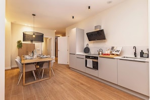Wasserkocher mit Kaffee-/Teezubehör, Kühlschrank, Mikrowelle, Ofen