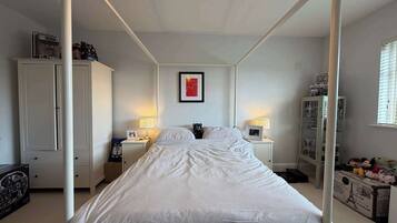 4 bedrooms, iron/ironing board, Internet