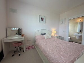 4 bedrooms, iron/ironing board, Internet - Luxury 4BDR Retreat With Garden and Workspace (Malahide)