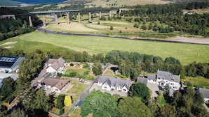 Exterior - Large detached property centrally located in the Scottish Highlands. (Tomatin)