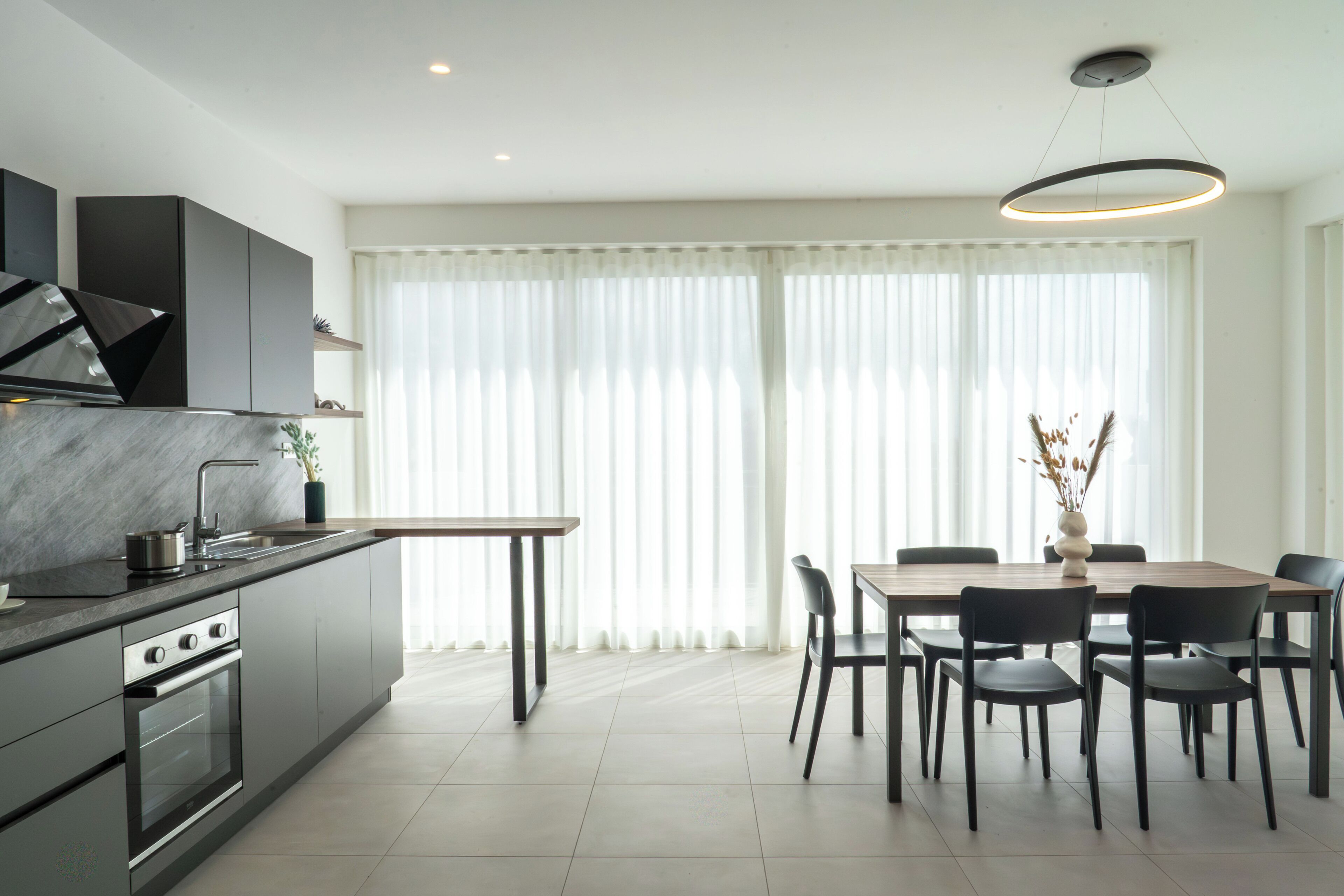 Fridge, oven, stovetop, dishwasher