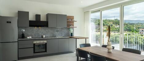 Fridge, oven, stovetop, dishwasher
