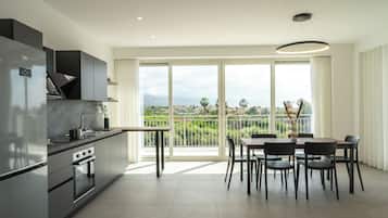 Apartamento luxo | Cozinha privada | Geladeira, fogão, cooktop, lava-louças