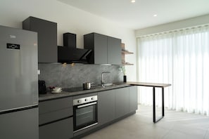 Căn hộ tiện nghi đơn giản, 2 phòng ngủ, quang cảnh đồi núi (Family d'orlando 3) | Bếp riêng | Tủ lạnh, lò nướng, bếp nấu, máy rửa bát 