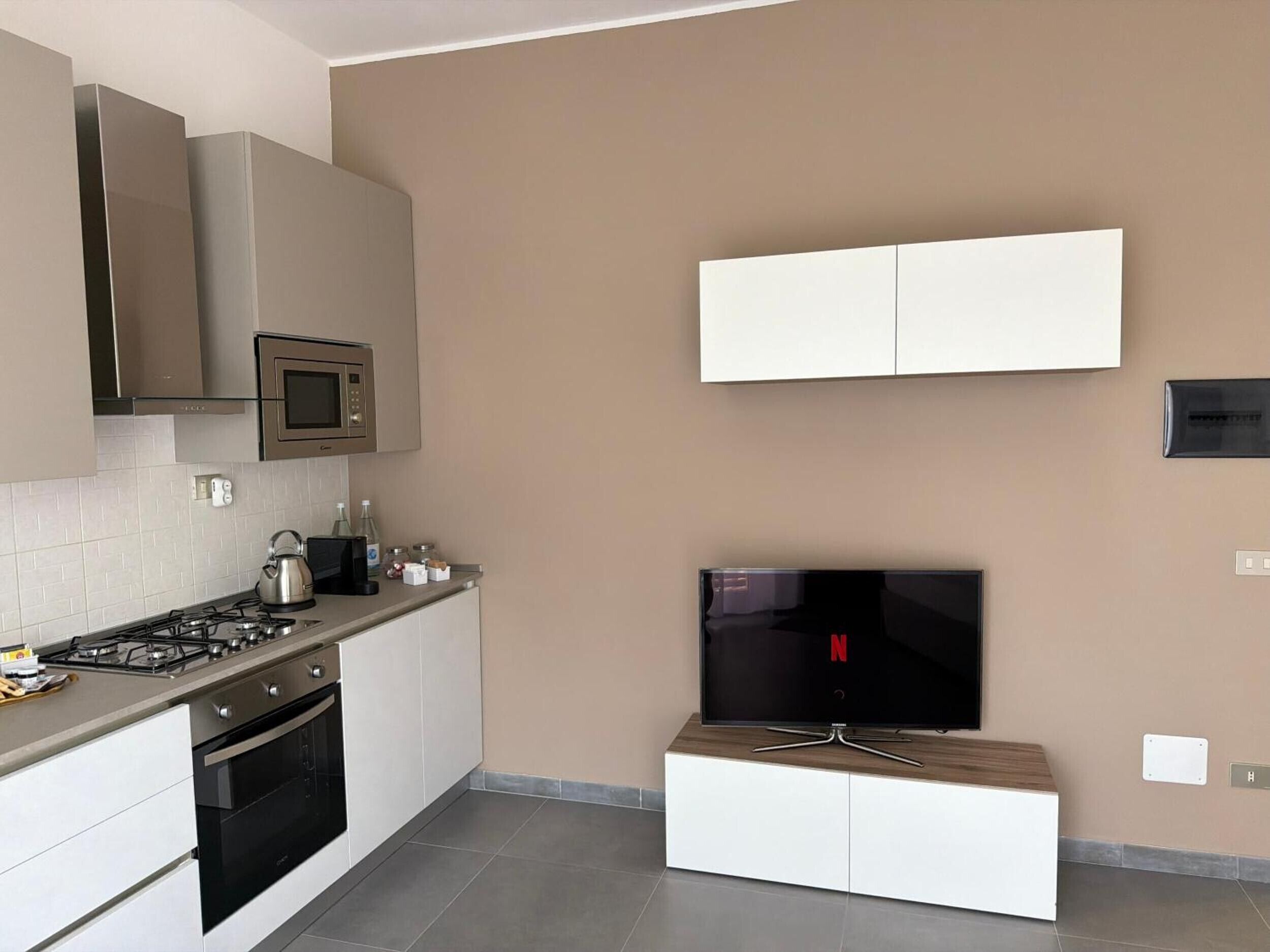 Frigorifero, microonde, forno, piano cottura