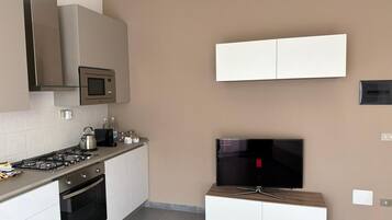 Frigorifero, microonde, forno, piano cottura