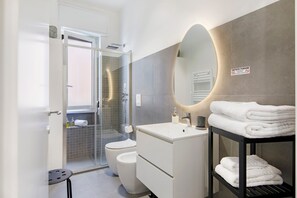 Dusche, Haartrockner, Handtücher