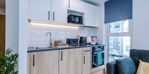 Private kitchen - Perfect 1-bedroom studio apartment with AC in welcoming Preston Centre (Preston)