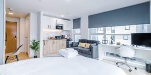 Room - Perfect 1-bedroom studio apartment with AC in welcoming Preston Centre (Preston)