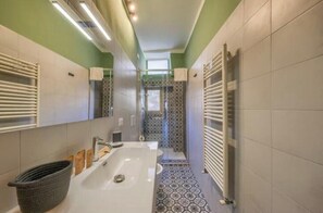 Shower, hair dryer, bidet, towels - Elegant Apartment in the Historic Torre Donati • 5 Minutes from the Duomo (Firenze)