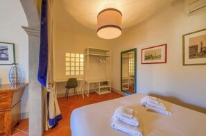 2 bedrooms, iron/ironing board, WiFi, bed sheets - Elegant Apartment in the Historic Torre Donati • 5 Minutes from the Duomo (Firenze)