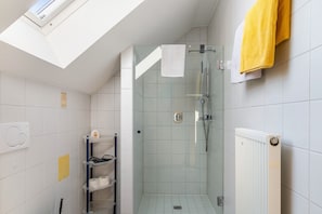 Douche, sèche-cheveux, serviettes fournies