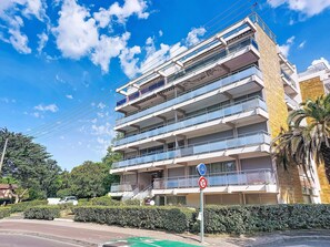 A multi-story building with balconies, a bike parking sign, and a no parking sign. - Apartment Joigny by Interhome (Arcachon)