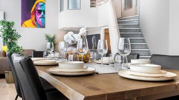 Apartment, 5 Bedrooms | Dining