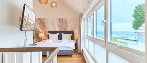 2 bedrooms, iron/ironing board, WiFi