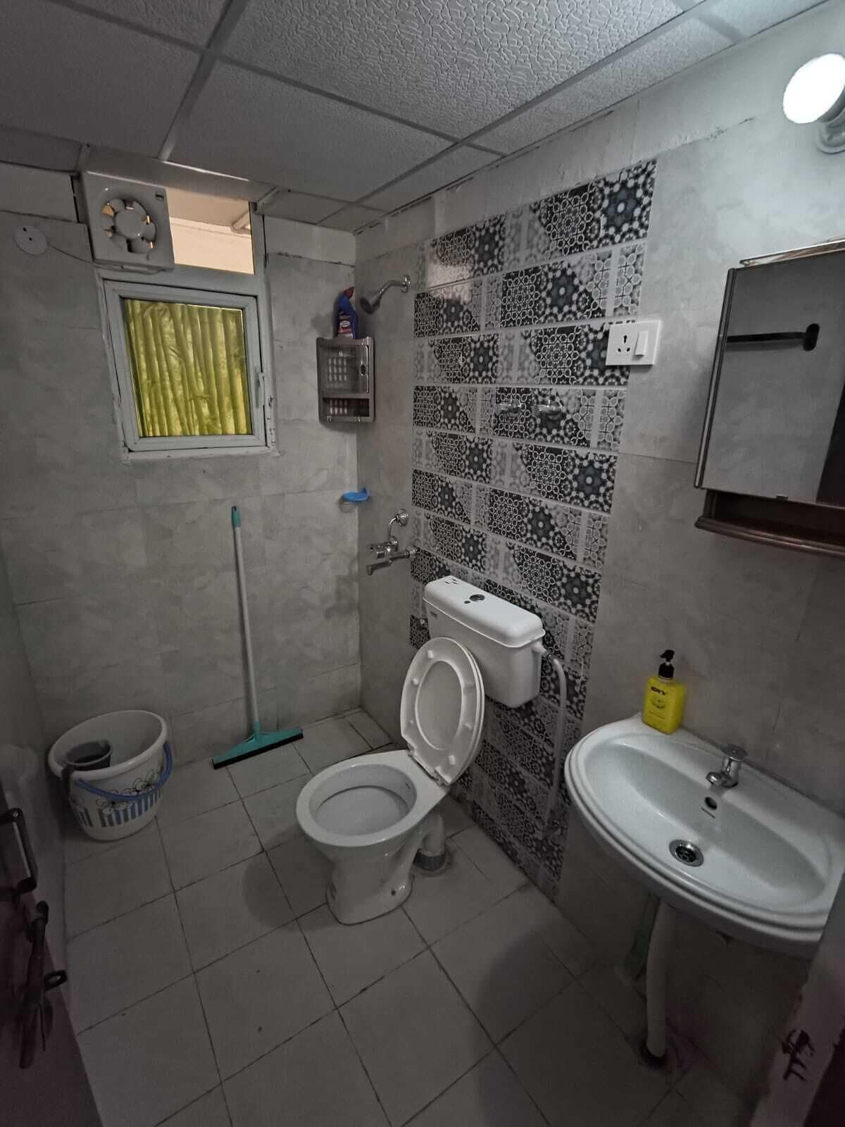 Een douche, zeep, toiletpapier