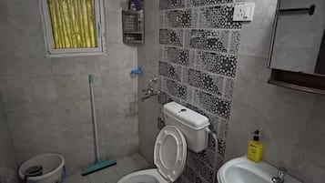 Een douche, zeep, toiletpapier