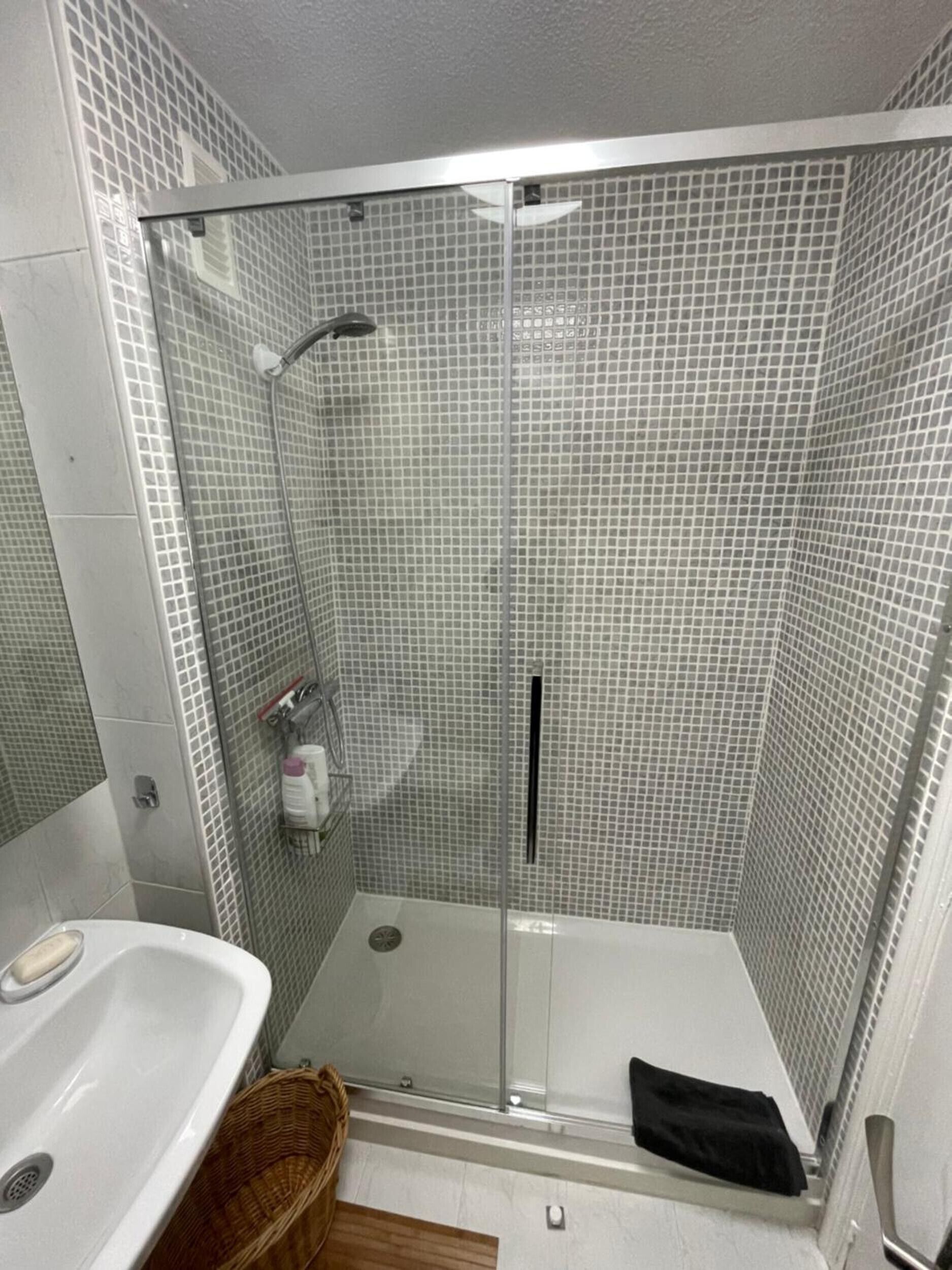 Douche, sèche-cheveux, serviettes fournies