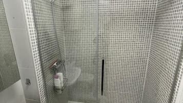 Douche, sèche-cheveux, serviettes fournies