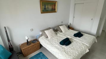 Tabla de planchar con plancha, wifi, ropa de cama