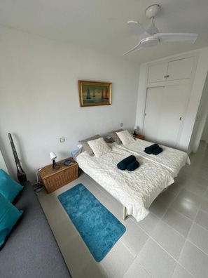 Tabla de planchar con plancha, wifi y ropa de cama 