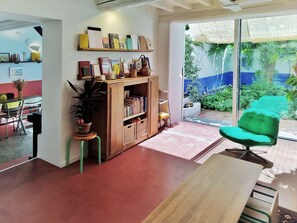 A room with a wooden cabinet, a green chair, and a table. - FESTIVAL: Architect-designed home in the heart of Avignon (Avignon)