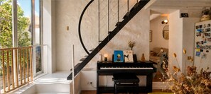 A staircase with a black railing, a piano, and a wall with a number '39'. - FESTIVAL: Architect-designed home in the heart of Avignon (Avignon)