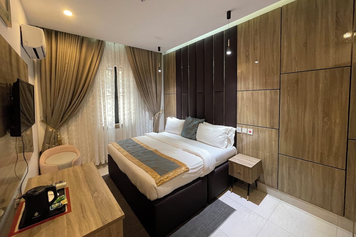 Une chambre à coucher moderne avec un lit, une table de chevet et une armoire intégrée.