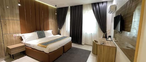ห้องเอ็กเซกคิวทีฟสวีท, ระเบียง, วิวเมือง | โต๊ะทำงาน, พื้นที่ทำงานแบบใช้แล็ปท็อป, Wi-Fi ฟรี