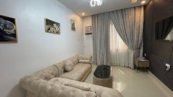 Presidential Suite, Balcony, City View | Living area