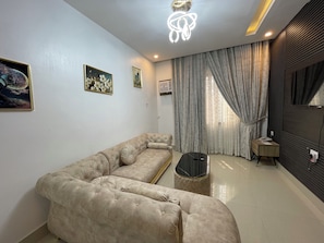 Suite presidencial, balcón, vista a la ciudad | Área de sala de estar