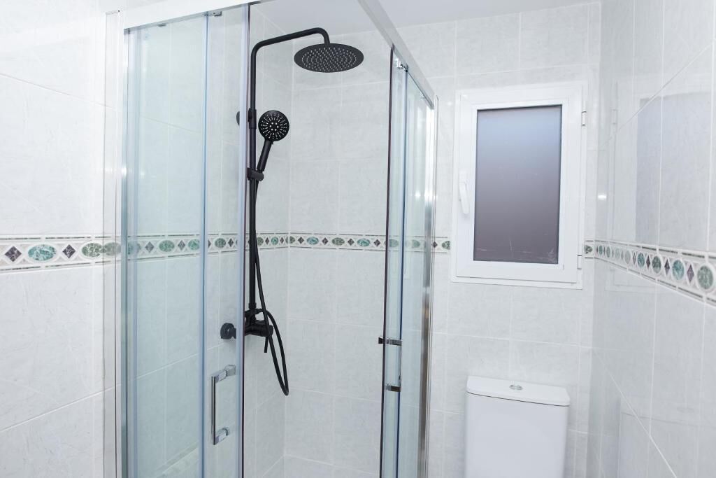 Dreibettzimmer | Badezimmer | Dusche, kostenlose Toilettenartikel, Haartrockner, Handtücher