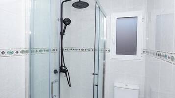 Dreibettzimmer | Badezimmer | Dusche, kostenlose Toilettenartikel, Haartrockner, Handtücher