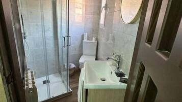 Ducha, artículos de higiene personal gratuitos y secador de pelo