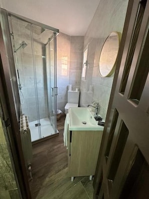 Shower, free toiletries, hair dryer, towels - El Hortal I Llo (El Cuervo)