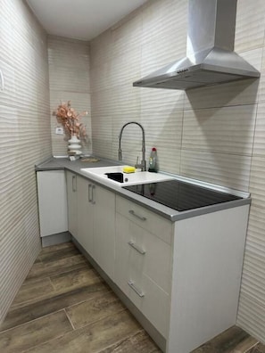 Shared fridge, microwave, oven, stovetop - El Hortal I Llo (El Cuervo)