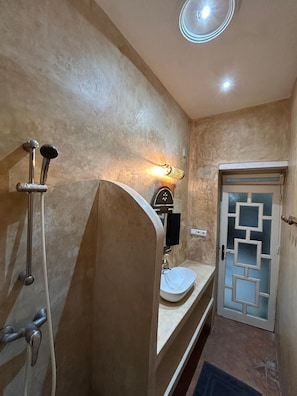 Een douche, handdoeken, zeep, toiletpapier