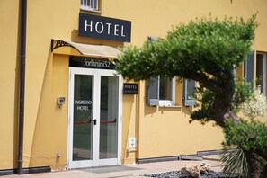 Exterior detail - F52 Hotel (Parma)
