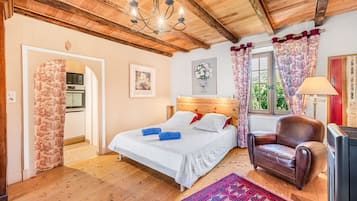 Iron/ironing board, WiFi, bed sheets