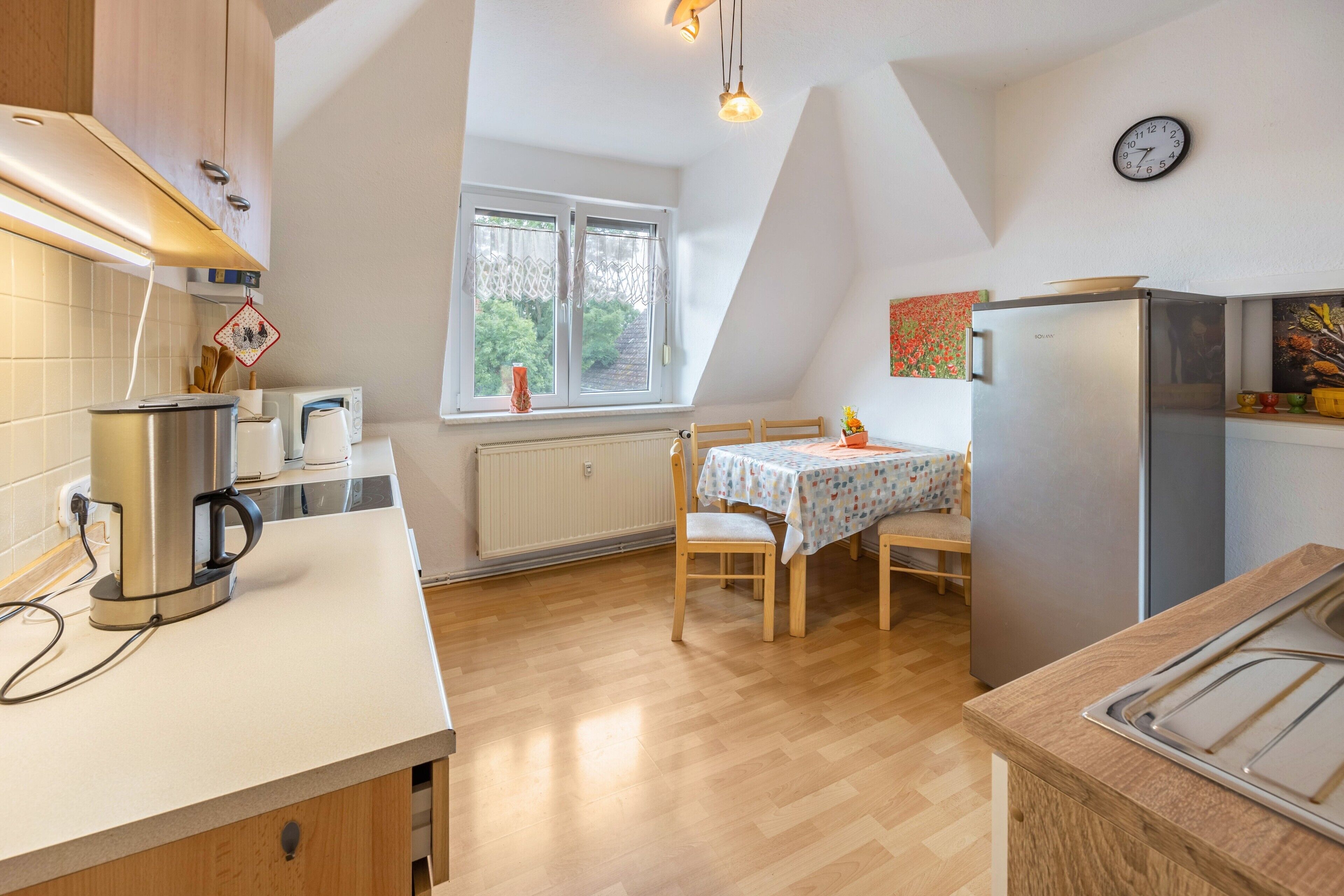 Wasserkocher mit Kaffee-/Teezubehör, Kühlschrank, Mikrowelle, Ofen