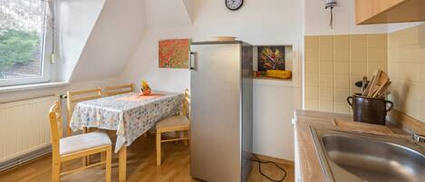 Coffee/tea maker, fridge, microwave, oven