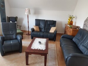 Living area - Apartment "Ruheinsel" with Shared Terrace, Private Garden and Wi-Fi (Annaburg)