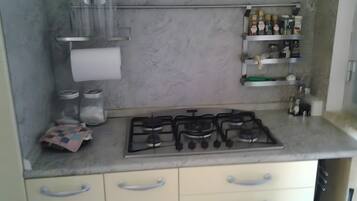 Réfrigérateur, four, plaque de cuisson, cafetière/bouilloire