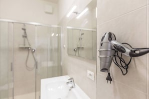 Dusche, Haartrockner, Bidet, Handtücher