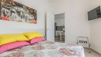 Iron/ironing board, travel cot, free WiFi, bed sheets