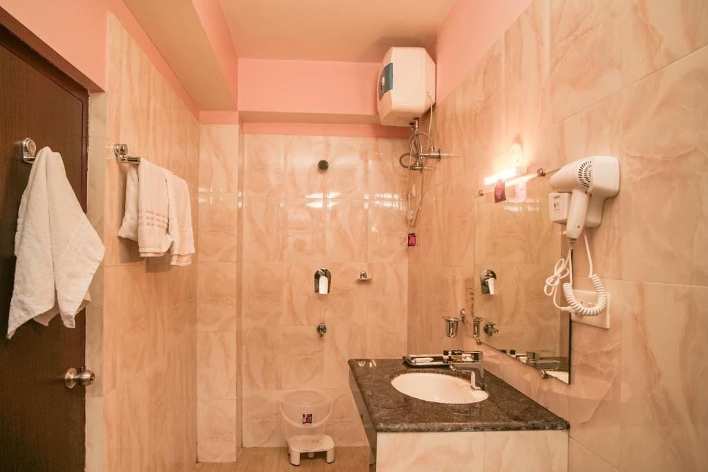 Classic Triple Room, Mountain View | Bathroom