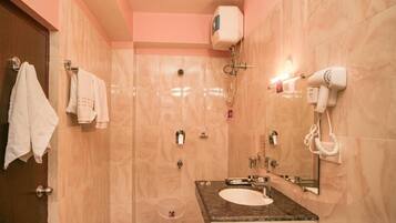 Classic Triple Room, Mountain View | Bathroom