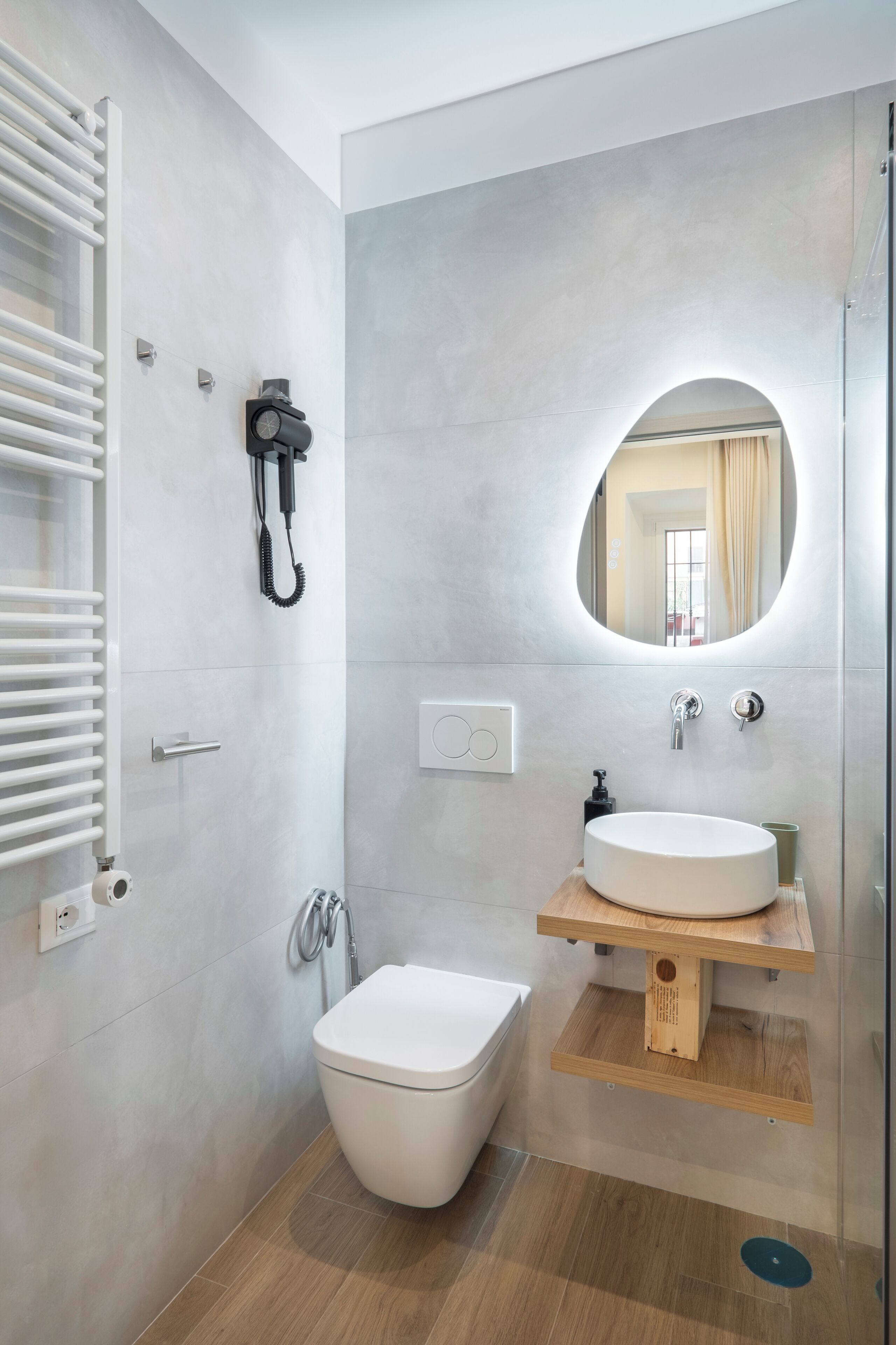 Ein modernes Badezimmer mit Toilette, Waschbecken und Dusche.