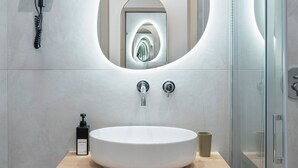 Standard Double Room | Bathroom - Giusi Rooms - Piazza Vittorio Guesthouse (Rome)