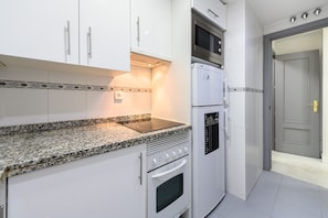 Fridge, microwave, oven, dishwasher - (PRA100C) 2 bedroom and 2 bathroom apartment in the center of Madrid (Madrid)